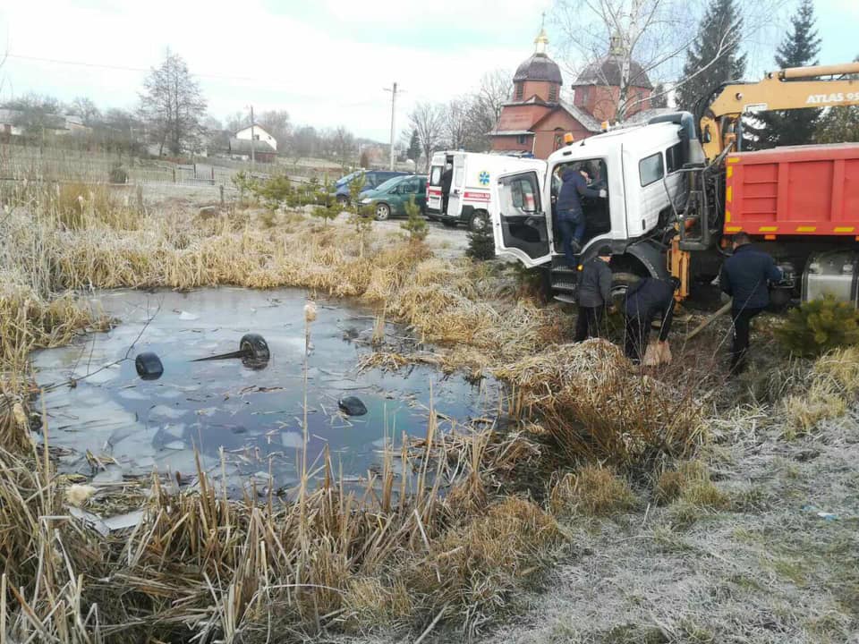 У водоймі біля Львова знайшли автомобіль з чотирма трупами. Фото умовне.