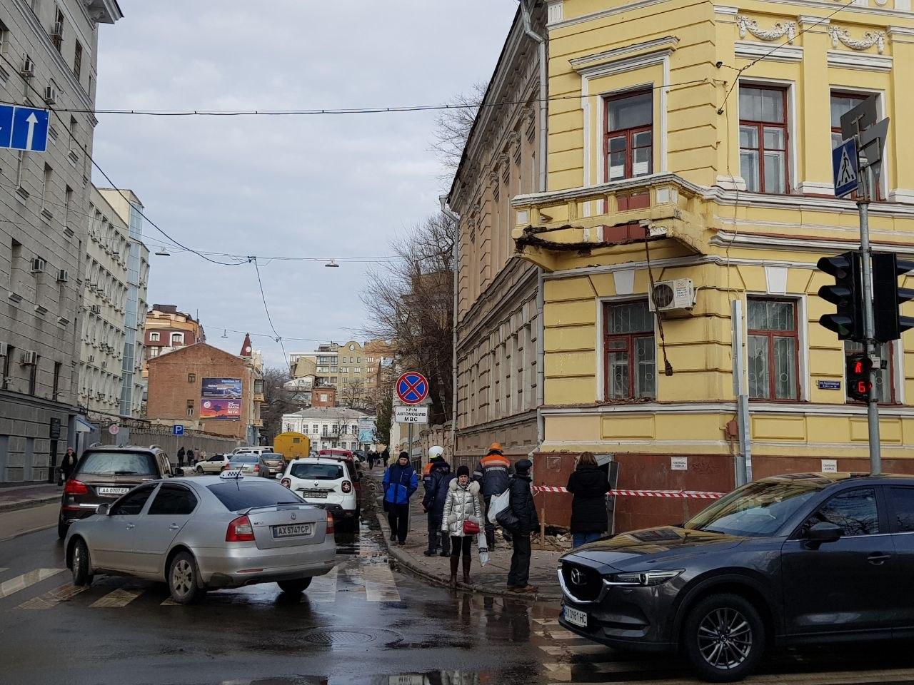 В центре Харькова обрушился балкон художественного музея (фото) - Харьков  Vgorode.ua