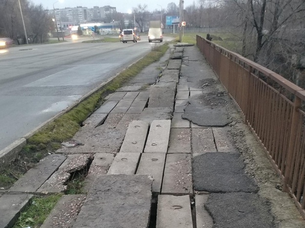 В Запорожье возле Дубовки разваливается пешеходный мост / фото: fb Андрей Бездольны