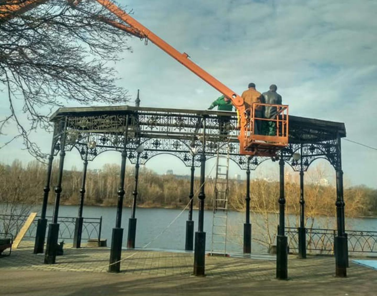 Будет как новенькая: на Русановской набережной отремонтируют беседку