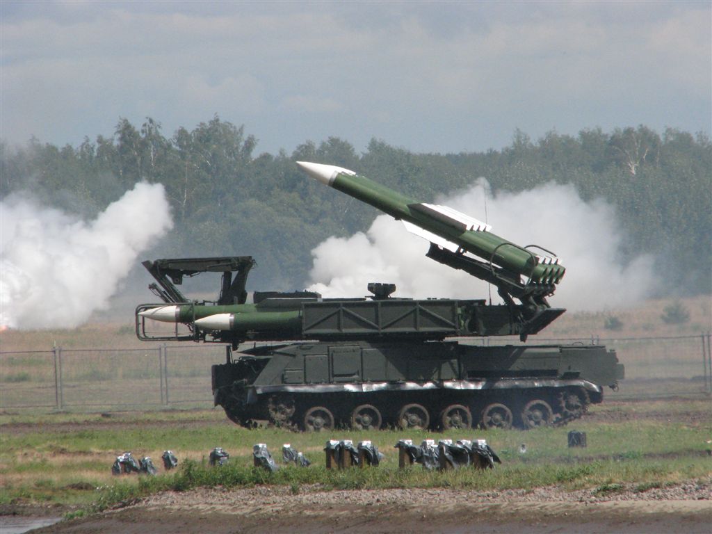 Фото с сайта <a href="http://rbase.new-factoria.ru/gallery/puskovaya-ustanovka-zenitno-raketnogo-kompleksa-buk-m2-na-mezhdunarodnom-forume-tehnologii-v-mashinostroenii-2012/">rbase.new-factoria.ru</a>.