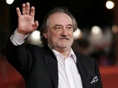 Сегодня утром умер великий актер Богдан Ступка: поклонники засыпали театр цветами