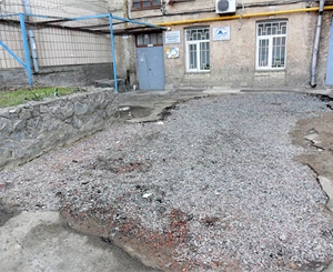 Денег хватает на каждую третью яму, и то с натяжкой. Фото с сайта КГГА.
