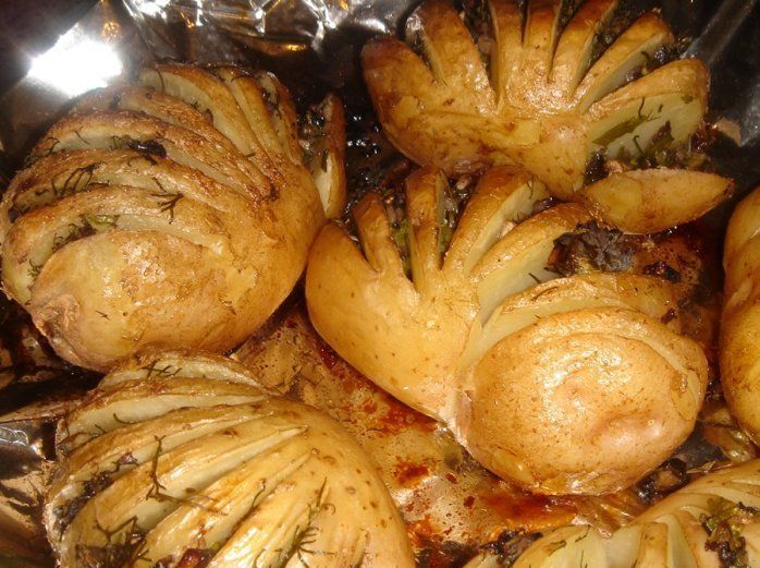 Фаршированная запеченная картошка - отличный гарнир к любому блюду. Фото с сайта bonappetit.com.ua