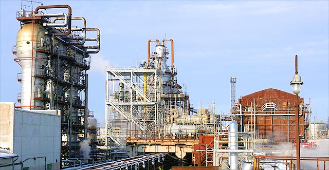 Фото с сайта <a href="http://www.orlenlietuva.lt/EN/PressCenter/News/Pages/Mazeikiu-Nafta-Started-up-Refurbished-Vacuum-Distillation-Tower.aspx?year=2007&pageNumber=8">orlenlietuva.lt</a>.