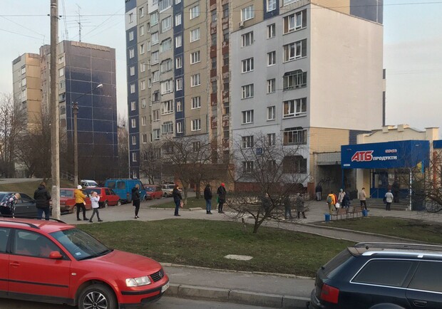 Як правильно стояти у черзі під час карантину. Фото: VG Львів