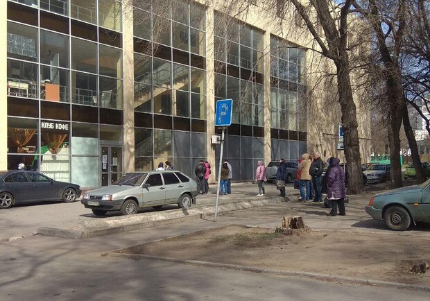 Маска и дистанция: в Запорожье люди стоят в очередях в супермаркеты фото