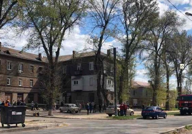 Едва успели выбраться: в Запорожье рухнул первый этаж жилого дома (фото) фото