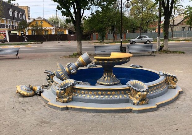 Проверка на прочность: в Боярке женщина с маленьким ребенком залезла на фонтан фото