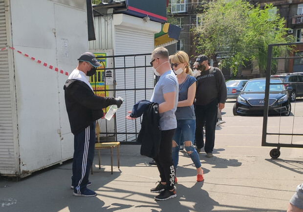 Готовься мерять температуру: что происходит на Крытом рынке во время карантина фото