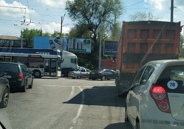 Не спеши домой: на плотине ДнепроГЭС и мосту Преображенского большие пробки фото Автоканал Запорожья