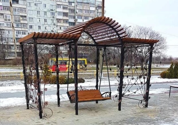 В Хортицком районе разгромили фотозону.  Фото: fb Светлана Полюшко
