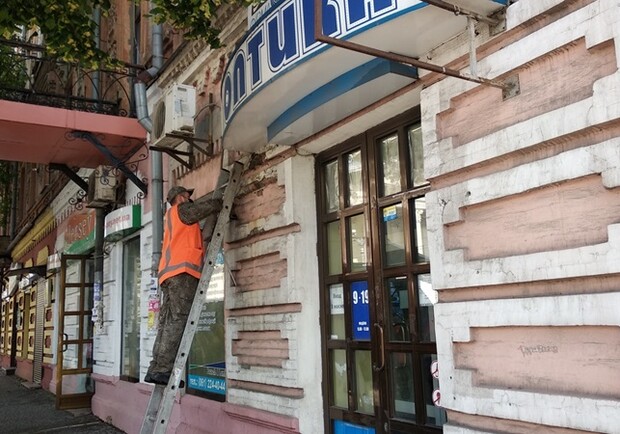 С дома Лещинского демонтировали вывески. Фото: горсовет