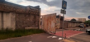 Смотри в оба: на Нивках новую велодорожку перегородили воротами