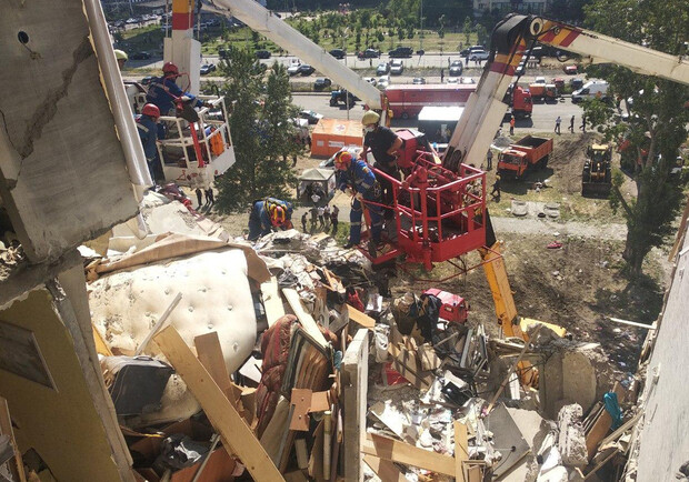 Взрыв на Позняках мог произойти из-за халатности газовщика. Фото: ГСЧС Украины