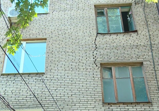В центре Запорожья многоквартирный дом покрывается трещинами/ фото: akzent.zp.ua