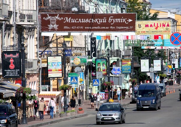 Незаконную реклауму убрали вдоль всего маршрута. Источник фото: Наш Киев