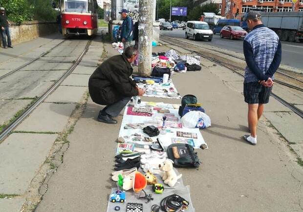 На Петропавловскую площадь чуть не вернулся блошиный рынок. Фото: Алексей Никитюк