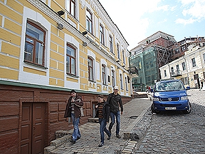 Из-за застройки Андреевского спуска на доме Булгакова время от времени появляются трещины. Фото Максима ЛЮКОВА