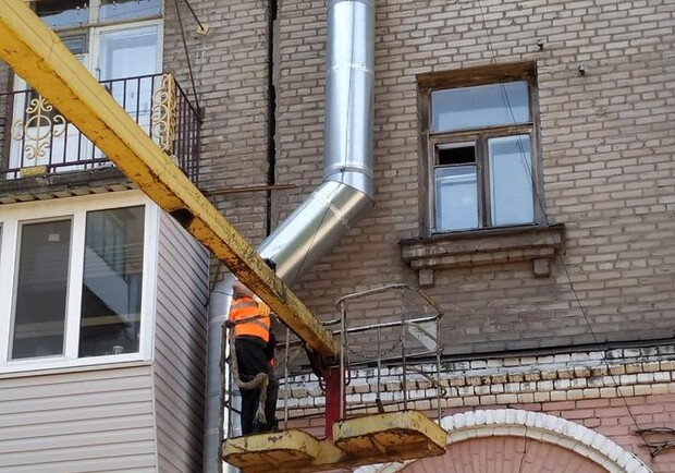 Трещат стены и потолок: что сейчас с разрушающимся домом на проспекте Соборном - фото fb Максим Зайченко