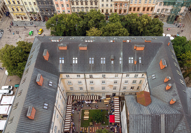 У дворику Ратуші: львів’ян кличуть на блошиний ярмарок. Фото: Lviv-tourist.info.