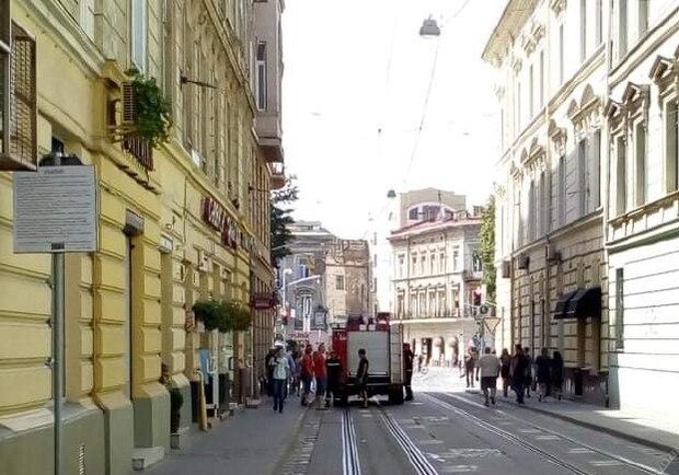 В центрі пожежники протаранили болард. Фото: Варта-1