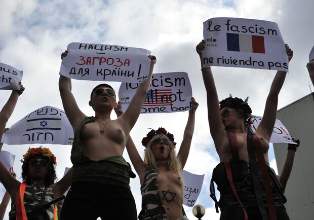 Голая грудь против фашизма и памяти генерала Франко: акция FEMEN в Мадриде
