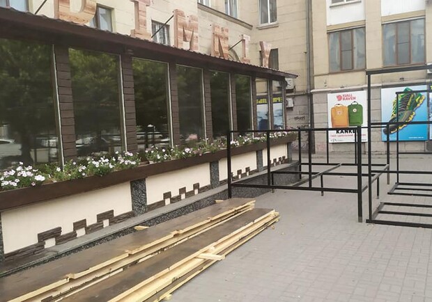 Пройдешь спокойно: "Дымный" убрал незаконный летник с центрального проспекта - фото fb Інспекція з благоустрою Запорізької міської ради