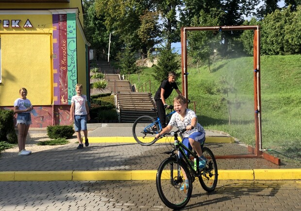 У Винниках встановили водяну арку для порятунку від спеки. Фото: Винниківська міська рада