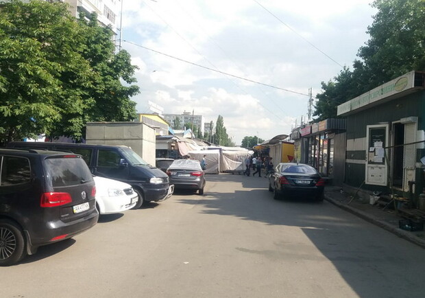 На Борщаговке с проезжей части убирают торговые палатки. Фото: Святошинская РГА