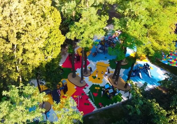 Все как обещали: в Мариинском парке открылась обновленная детская площадка  - Киев Vgorode.ua