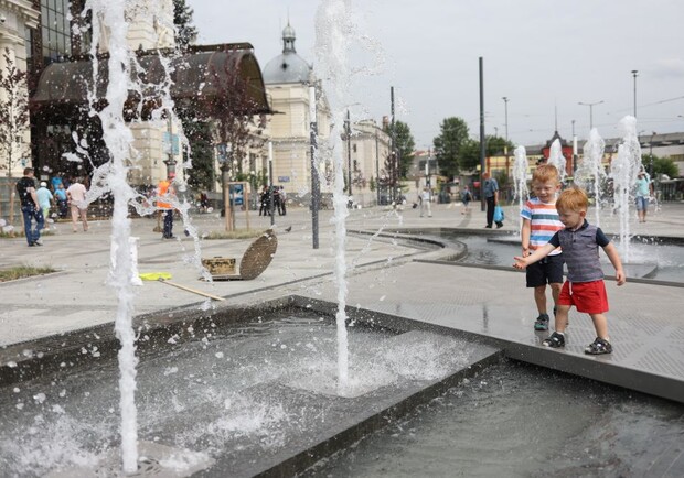 Na Ploshi Dvircevij Zapracyuvav Fontan Z Kolorovoyu Pidsvitkoyu Foto Lviv Vgorode Ua