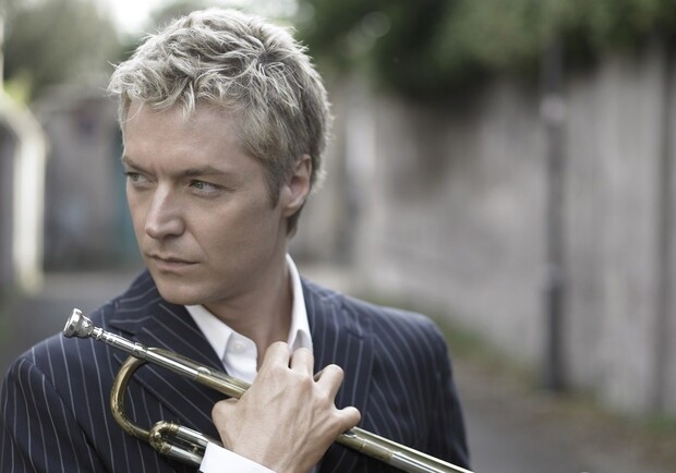 Своей музыкой столицу порадует настоящая легенда джаза. Фото с сайта www.chrisbotti.com.