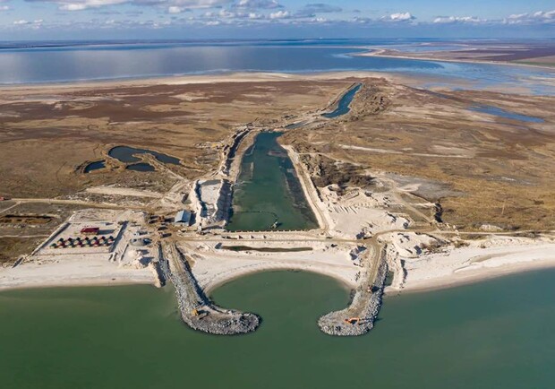 В Молочном лимане вода стала коричневой / фото: zn.ua