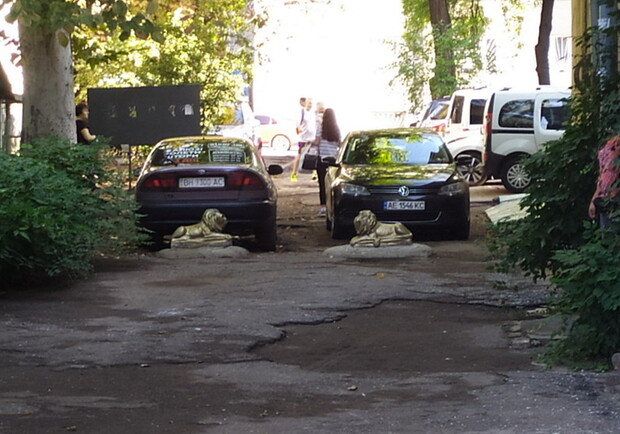 Жители одесского двора перекрыли внутриквартальный проезд (фото ...