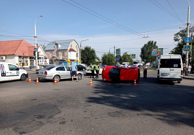 В Запорожье в ДТП перевернулась машина / фото: пресс-служба патрульной полиции