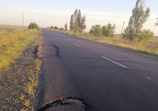 Под Запорожьем фуры разбили дорогу. Фото: fb Ангелина Устименко