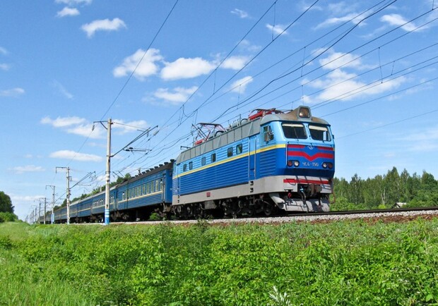 "Укрзализныця" возобновляет некоторые рейсы далекого сообщения. Фото: Airlife