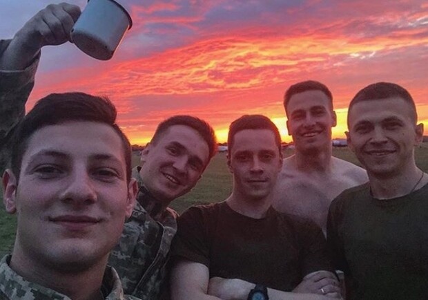В авиакатастрофе под Харьковом погиб еще один мелитополец (на фото в центре). Фото: fb Евгений Скоробогатько