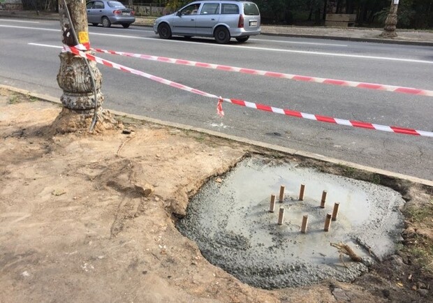 На Голосеевском проспекте демонтируют старыне фонарные столбы. Фото:Семен Широчин.