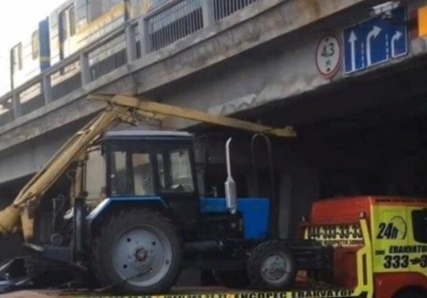 На Левобережной эвакуатор с экскаватором \"штурмовал\" мост метро - Киев ...