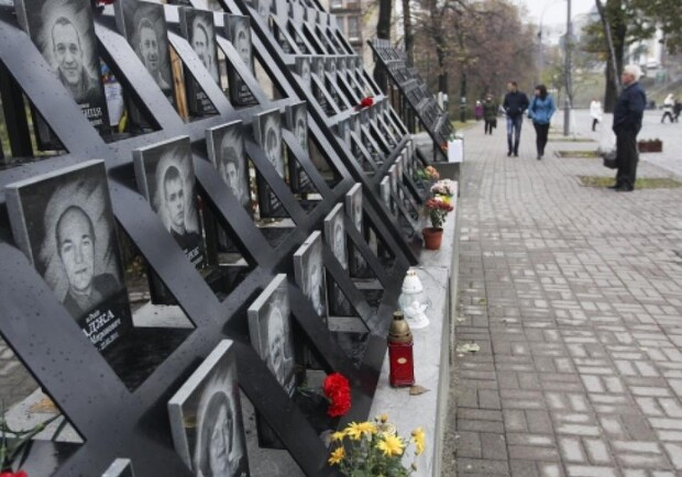 Совести не хватило: мужчина помочился на памятник Героев Небесной Сотни. Фото: lvivski.info