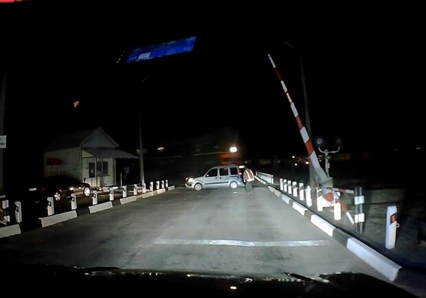 В Энергодаре на ж/д переезде поезд протаранил легковушку. Скриншот с видео