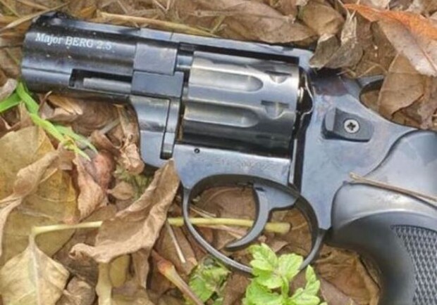 П'яна львів'янка погрожувала перехожим пістолетом. Фото поліції