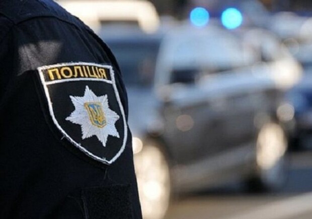 Во дворе на Позняках водитель накинулся на женщину и разбил ей лицо. Фото: Слово и Дело