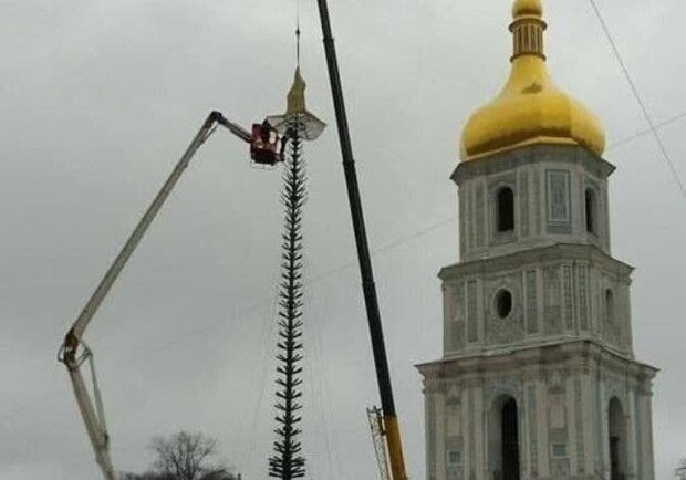 На главную елку страны надели необычную верхушку - фото: apnews