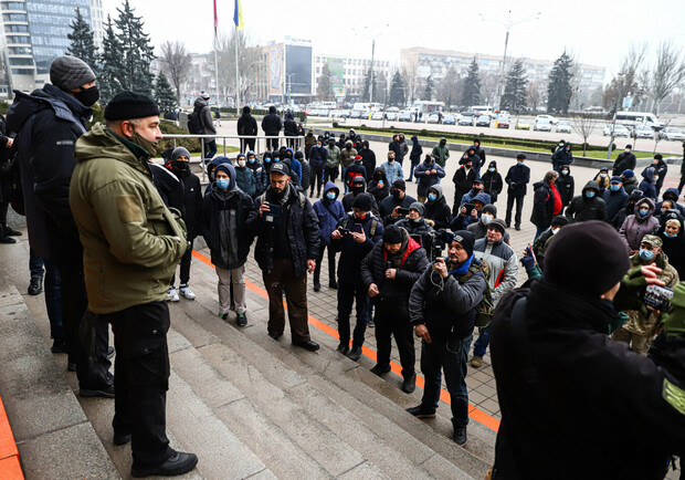 С покрышками и криками: под зданием облсовета прошел митинг. Фото: 061