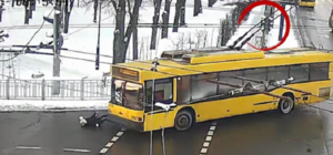 Смотри в оба: на Соломенке троллейбус сбил женщину прямо на пешеходном переходе