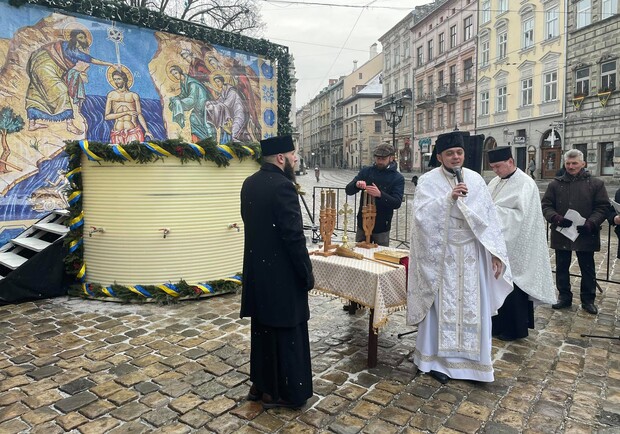 У центрі Львова на площі Ринок освятили воду, яку можна набрати з собою. Фото: Варта1