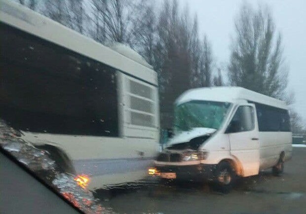 На Космосе маршрутка влетела в автобус. Фото от очевидцев